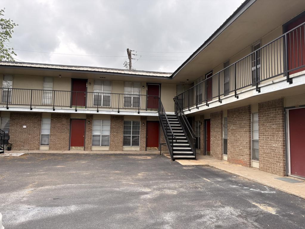 Primary picture of 927 E 46th ST #C-102