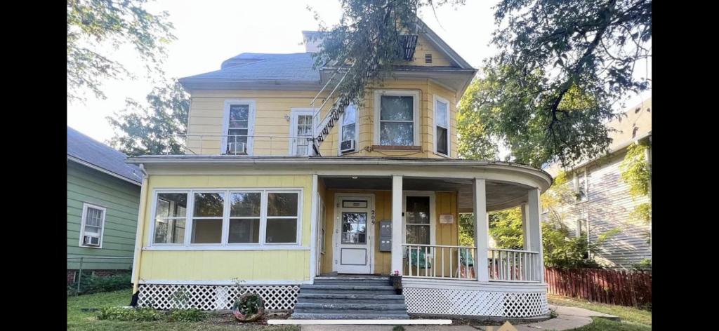 Primary picture of 209 S.W. Western #6