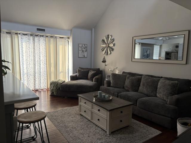 Primary picture of 9553 James St