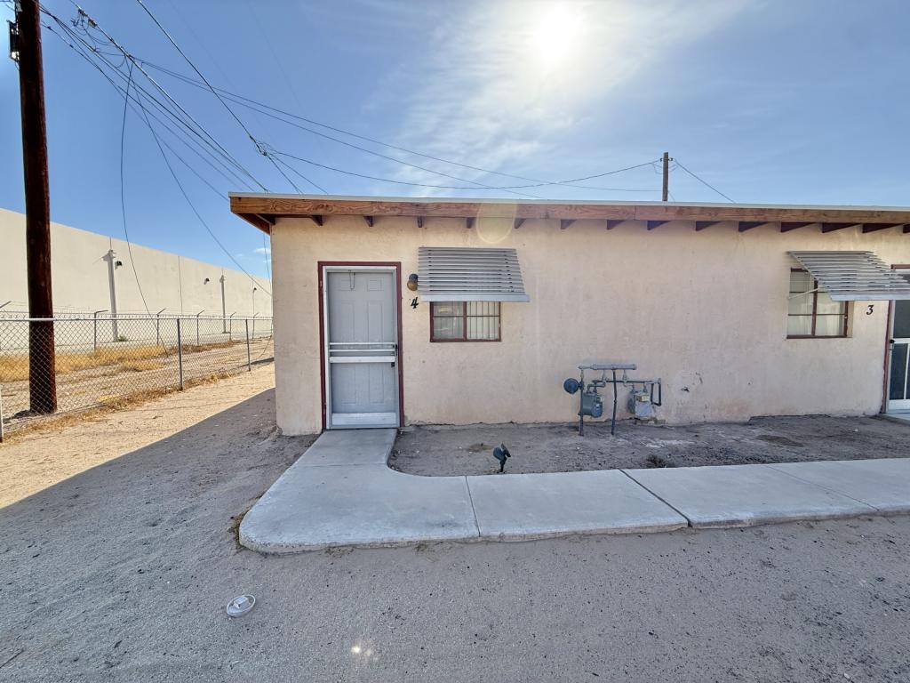 Primary picture of 326 W 17th Place, 4