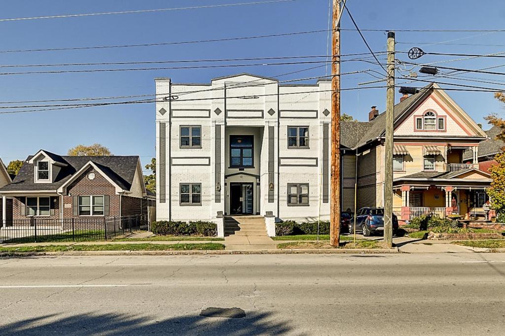 Primary picture of 2442 North Illinois St