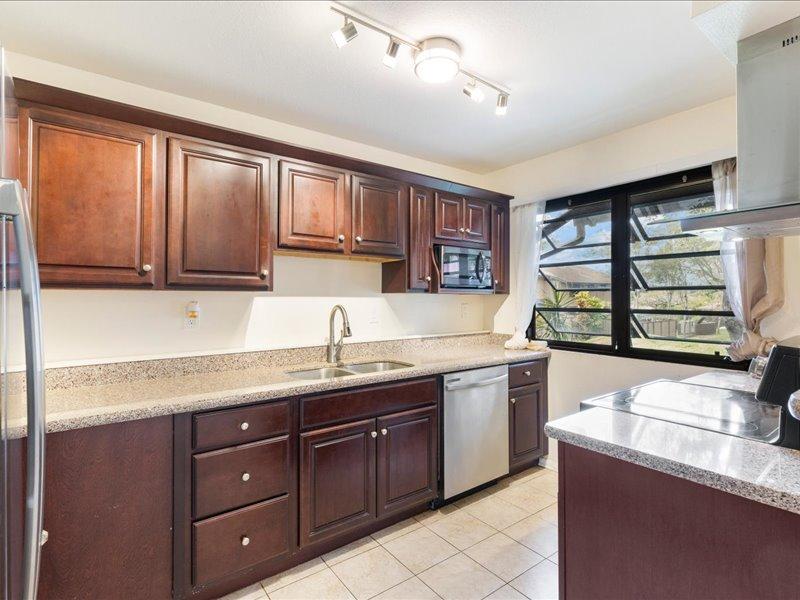 Primary picture of 94-094 Anania Dr #131