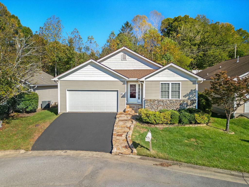 Primary picture of 88 E Danbury Ln