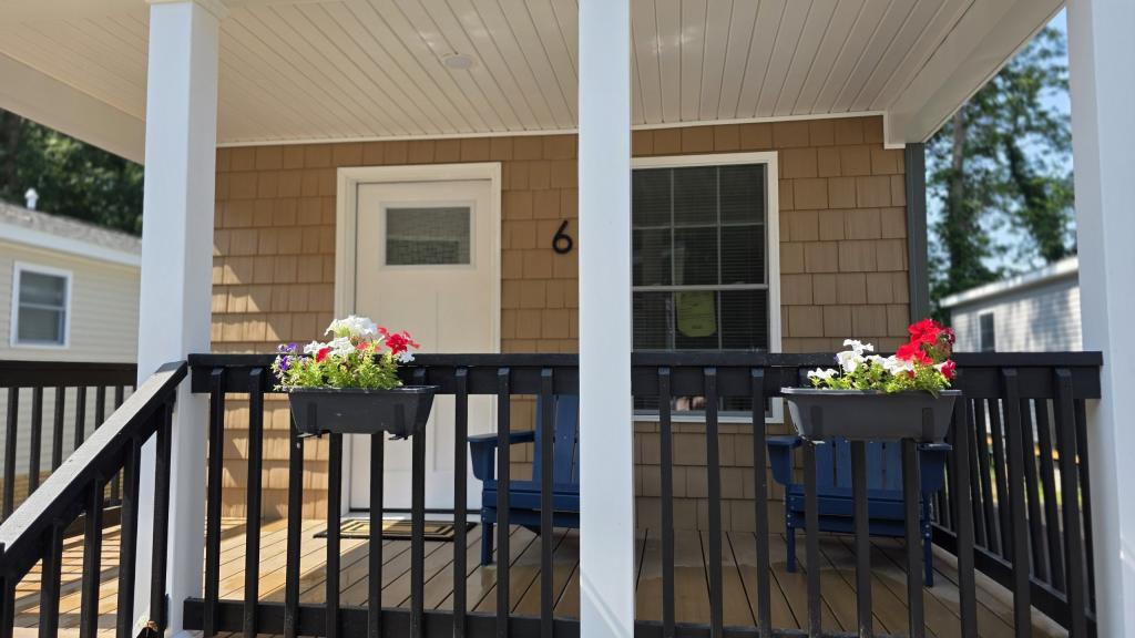 Primary picture of 6520 Ridge Rd, unit 6