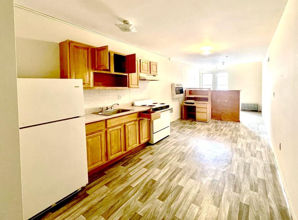 Primary picture of 270 N Main St
