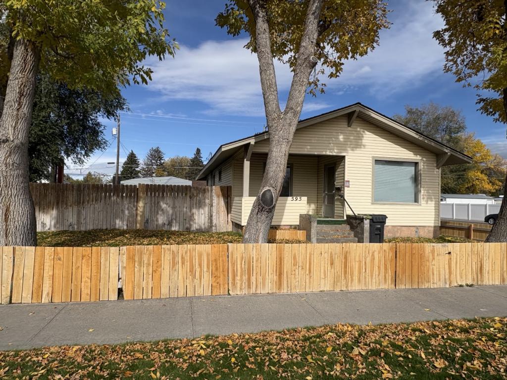 Primary picture of 595 Gladstone St