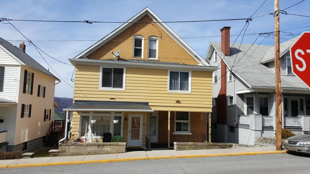 Primary picture of 749 Bloom St, Apt 2