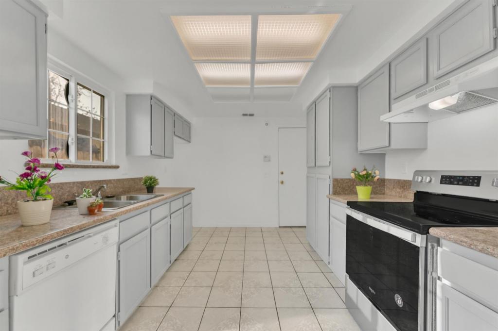 Primary picture of 7897 Whisper Wood Way