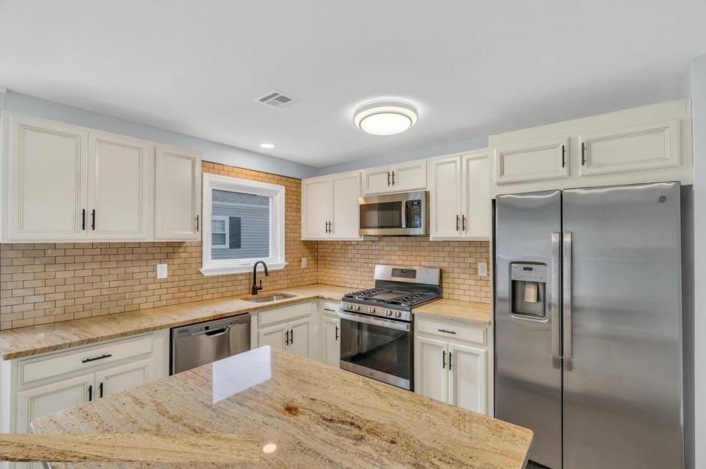 Primary picture of 10 Linstead Ct