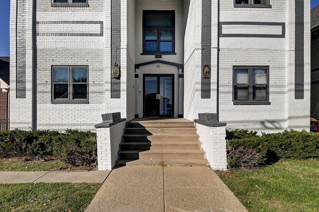 Primary picture of 2442 North Illinois St