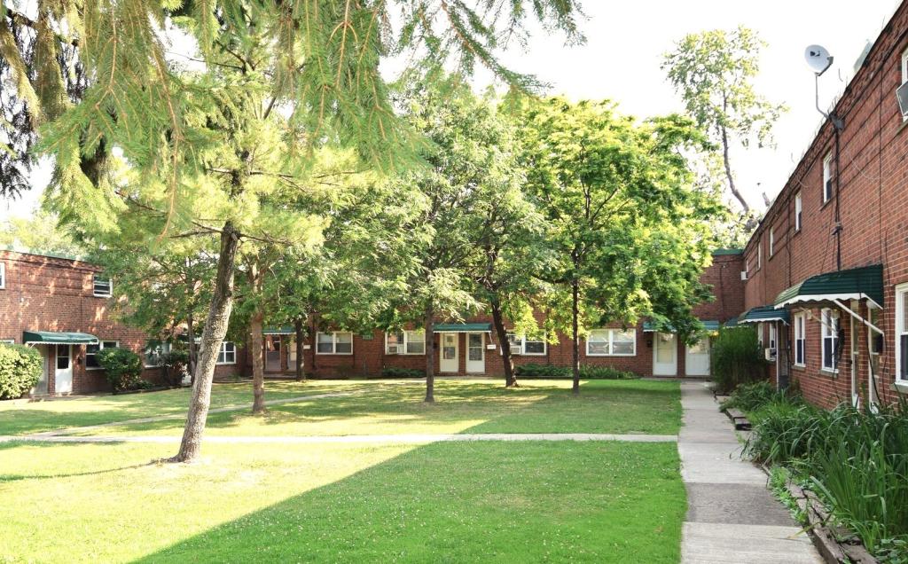 Primary picture of 15421-1 Plymouth Pl