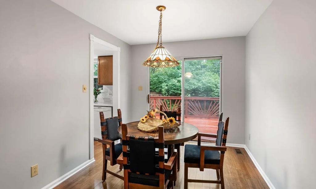 Primary picture of 6138 Goldfinch Ct