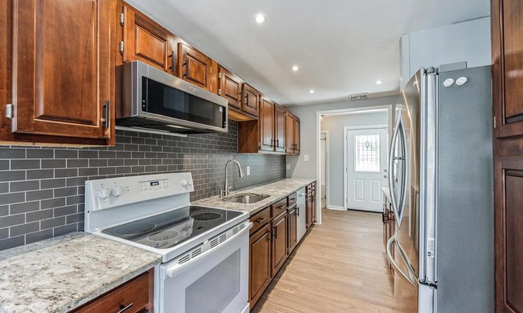 Primary picture of 233 N Laurel Ln