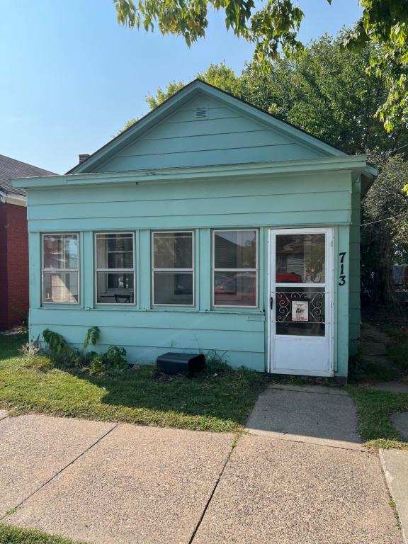 Primary picture of 713 9th St N