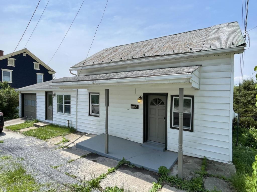 Primary picture of 668 N. Weavers Mill Rd